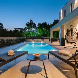 Villa Nobu, Mali Vareški